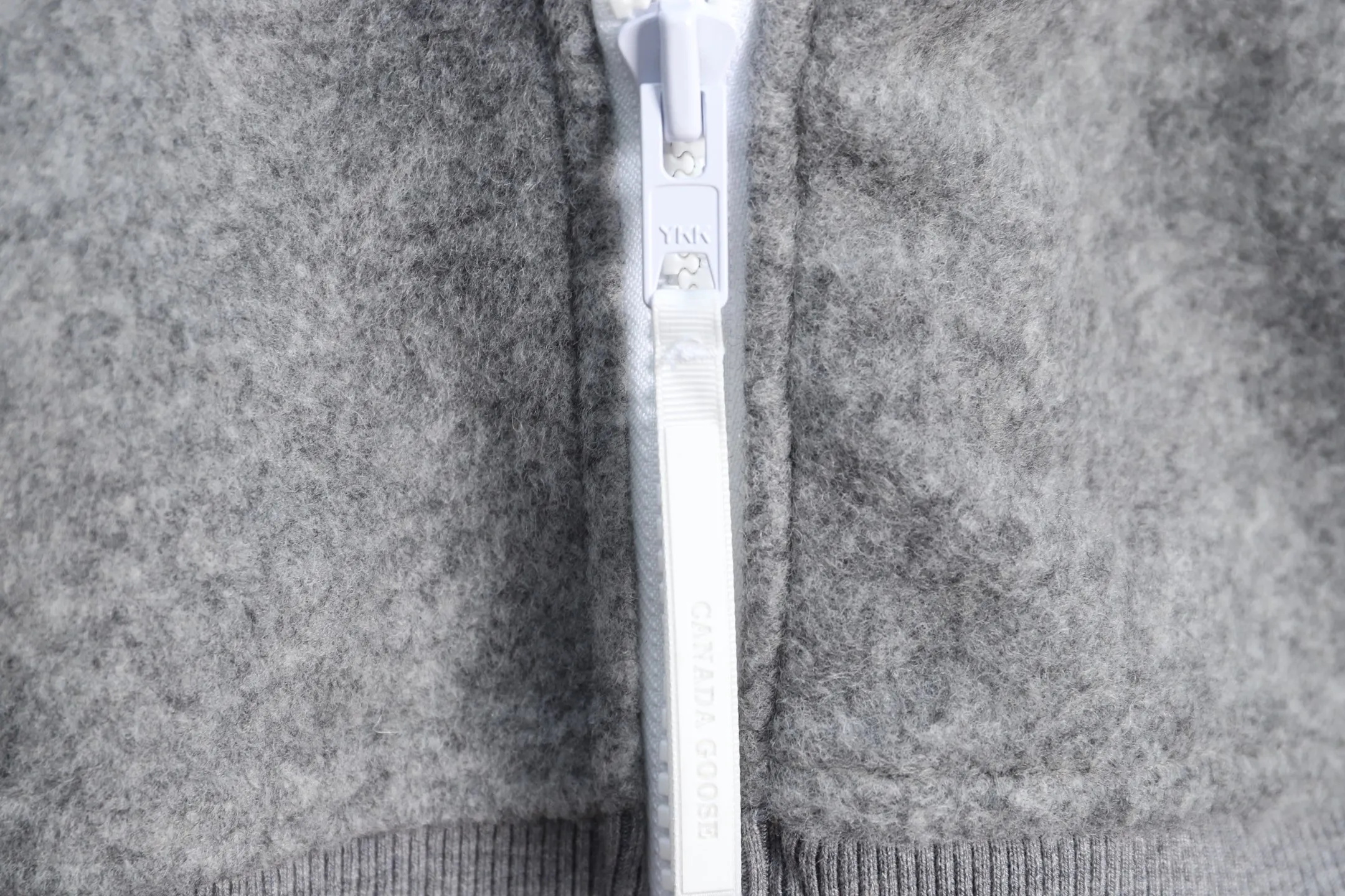 P720 Big Goose White Label Stand Collar Cashmere Sweatshirt Canada Goose Canada Goose White Label Windproof, Waterproof and Warm Solid Color Full-Zip Stand Collar Fleece Jacket Exclusively Customized Wool Fabric Only compared with ZP This season’s new model is so popular that there is no need to go into details. The fabric is warm and comfortable long plush. It is easy to put on and take off. The high-tech breathable space cotton liner makes the whole dress very stiff and at the same time soft, comfortable and lightweight. Breathable, soft, not sweaty, lightweight, stylish, and not deformed. The iconic double-striped reflective strips are designed behind the collar and hat. No detail is missed. High-density goose badge. All threaded accessories are customized. Three colors to choose from. Each one is super western. The upper body effect is very high-end. The loose version is not bloated at all. It is quite fashionable. It can be said to be a very unique design. This year's must-have style is the same for men and women🔥 Color: light gray dark gray Khaki's exclusive custom-made wool fabric can only be compared with ZP. There is no need to elaborate on the popularity of this season's new style. The fabric is warm and comfortable long plush, which is easy to put on and take off. The high-tech breathable space cotton liner makes the whole dress very stiff and at the same time soft, comfortable and lightweight. Breathable, soft, not sweaty, lightweight, stylish, and non-deformable. The iconic double-striped reflective strips are designed behind the collar and hood. Every detail is not neglected. High-density goose badge. All threaded accessories are customized. Three colors to choose from. Each one is super western. The upper body effect is very high-end. The loose version is not bloated at all. It is quite fashionable. It can be said that it is a very unique design that will be a hit this year.